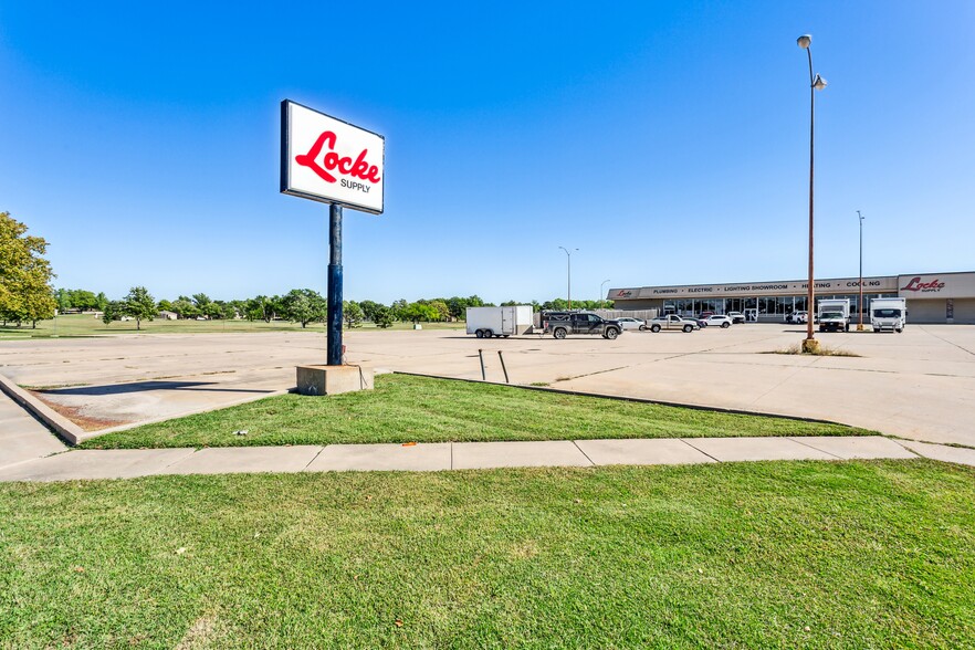 1212 S Woodlawn Blvd, Wichita, KS for lease - Building Photo - Image 2 of 11