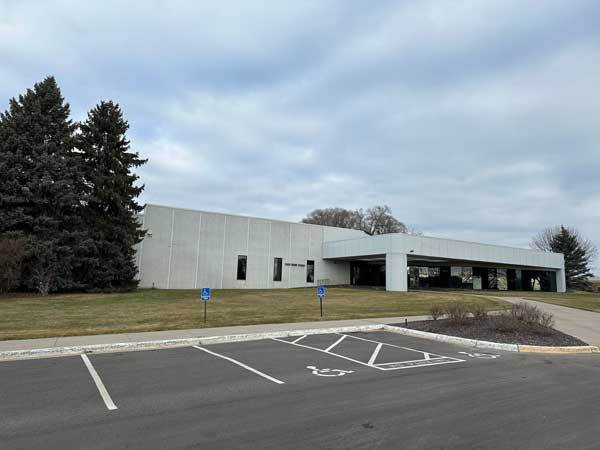 1000 Park Rd, Chanhassen, MN for lease - Building Photo - Image 1 of 7