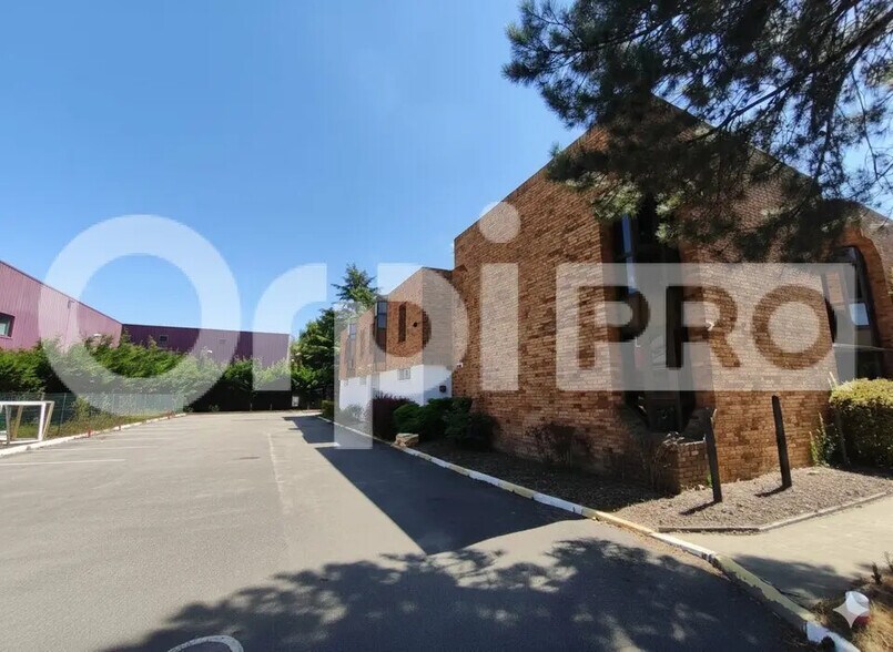 Flex in Boissy-Saint-Léger for sale - Building Photo - Image 2 of 12