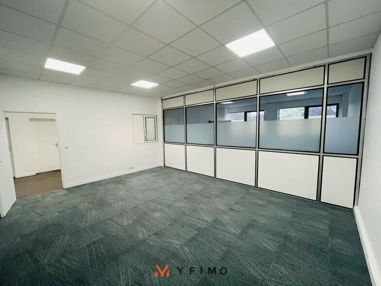 Flex in Poissy for lease - Interior Photo - Image 3 of 7