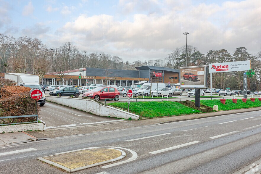 Retail in Lyon for lease - Building Photo - Image 2 of 2