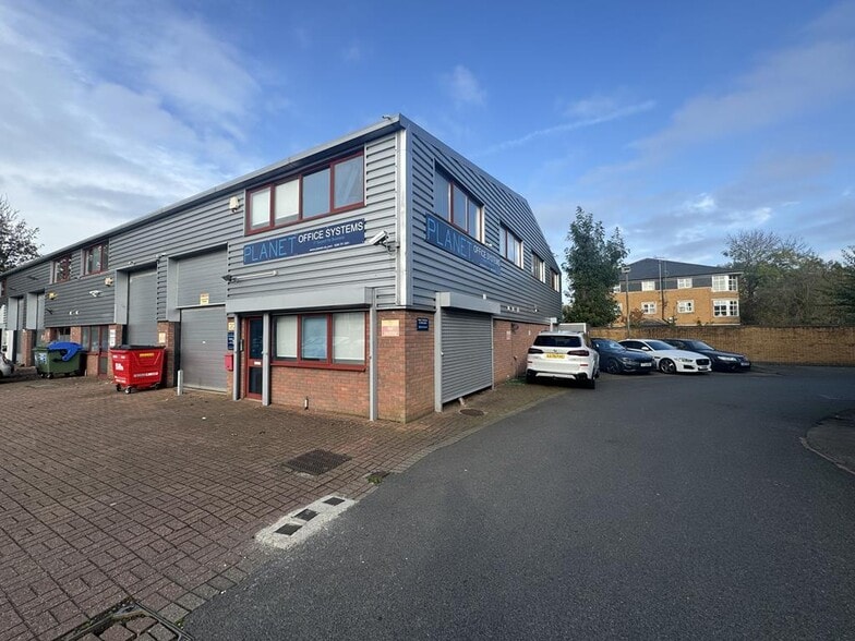 Victoria Rd, Feltham for lease - Building Photo - Image 1 of 4