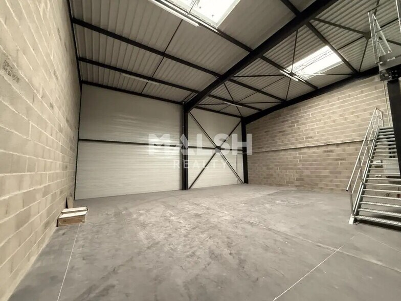 Flex in Chassieu for lease - Interior Photo - Image 3 of 6