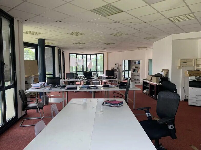 Flex in Créteil for lease - Interior Photo - Image 3 of 8