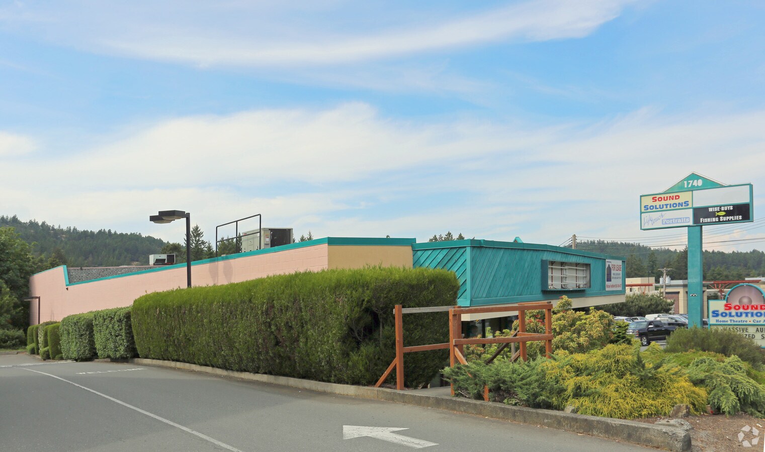 1740 Island Hwy, View Royal, BC V9B 1H8