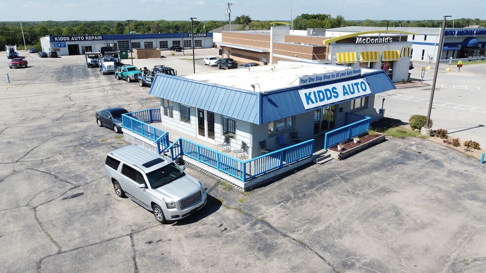 DEALERSHIP & 16-BAY SHOP portfolio of 2 properties for sale on LoopNet.com - Building Photo - Image 2 of 7