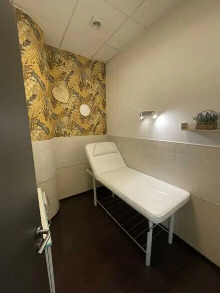 Retail in Charenton-le-Pont for lease - Interior Photo - Image 3 of 3