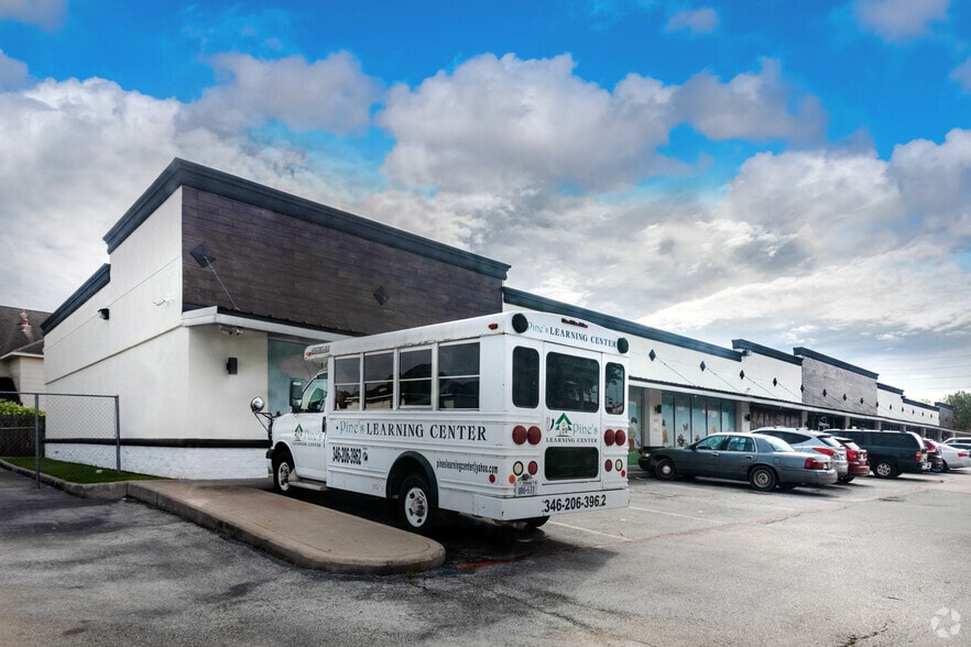 11212 Perry Rd, Houston, TX for lease - Building Photo - Image 3 of 7