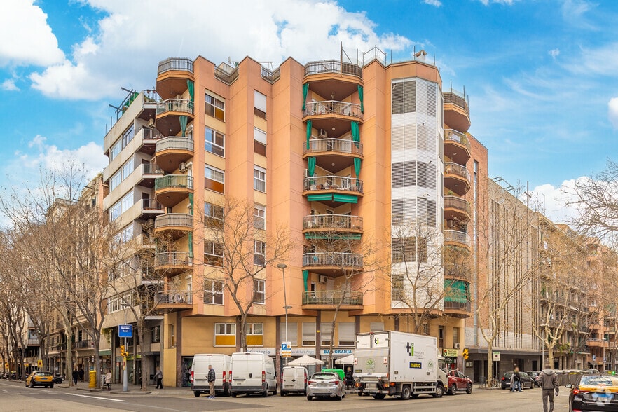 Multifamily in Barcelona, Barcelona for sale - Primary Photo - Image 1 of 10