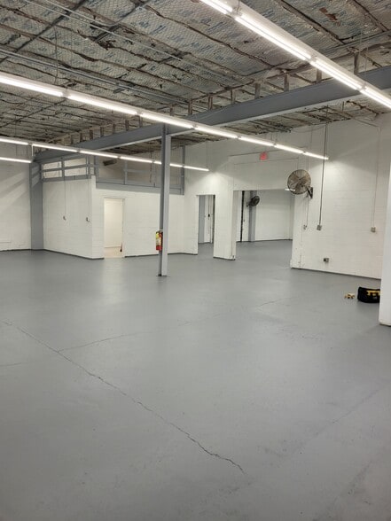 7836 Oberlin Rd, Elyria, OH for sale - Interior Photo - Image 3 of 18