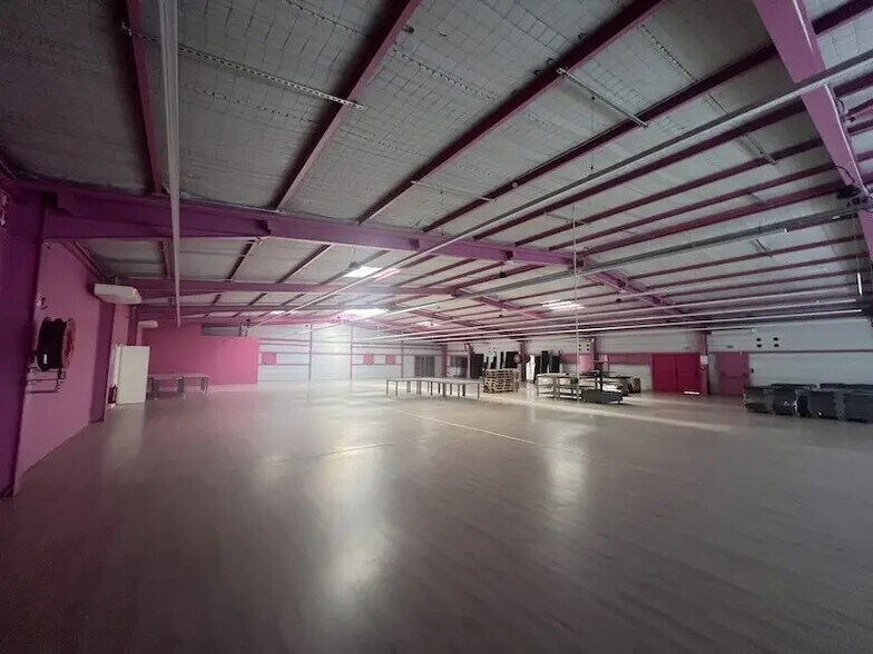 Retail in Biganos for lease - Interior Photo - Image 3 of 9