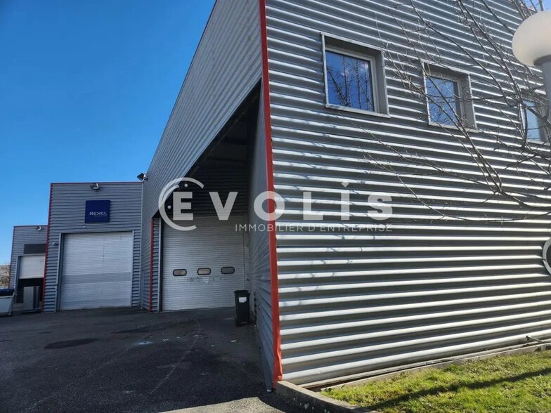 36 Rue Champ Dolin, Saint-Priest for lease - Building Photo - Image 2 of 4