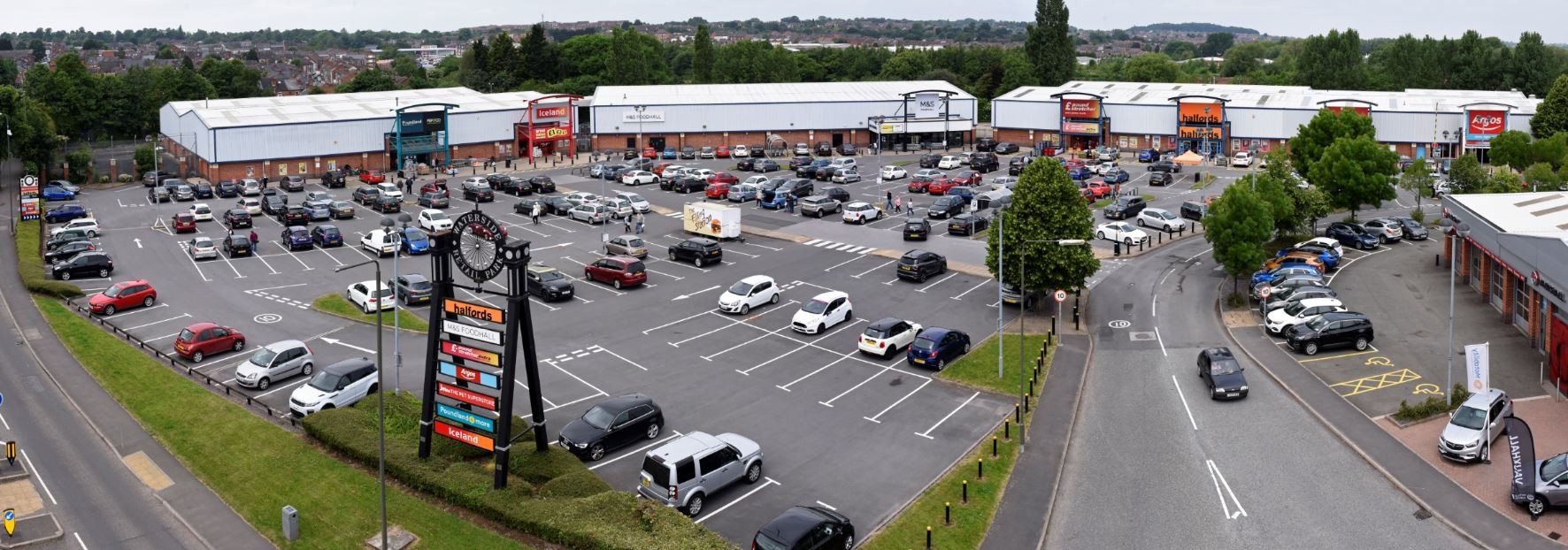 Waterside Retail Park portfolio of 3 properties for sale on LoopNet.com Primary Photo- Image 1 of 4