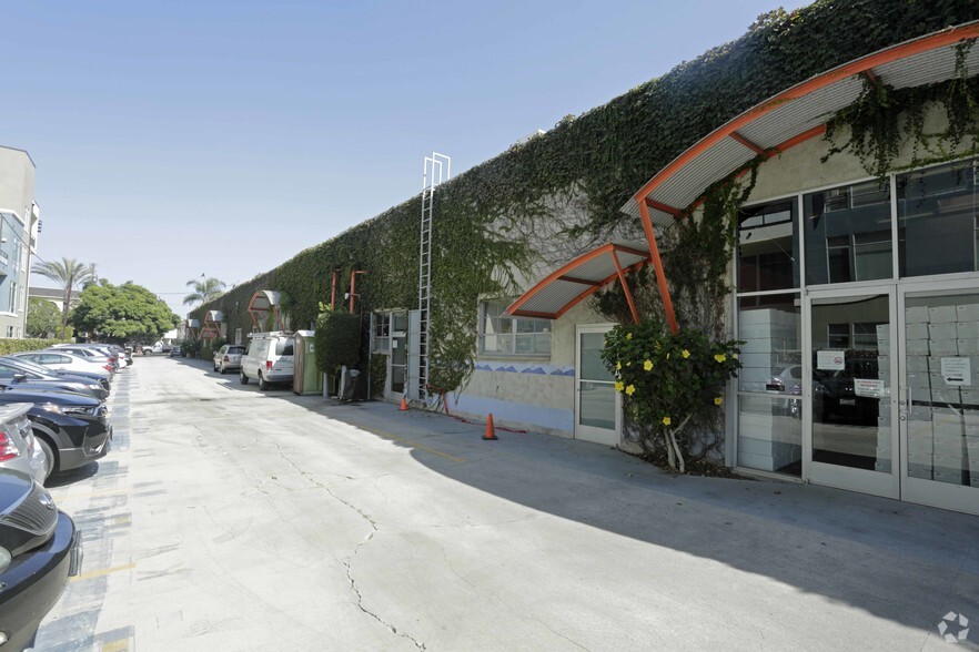 4077-4081 Redwood Ave, Los Angeles, CA for lease - Building Photo - Image 2 of 20