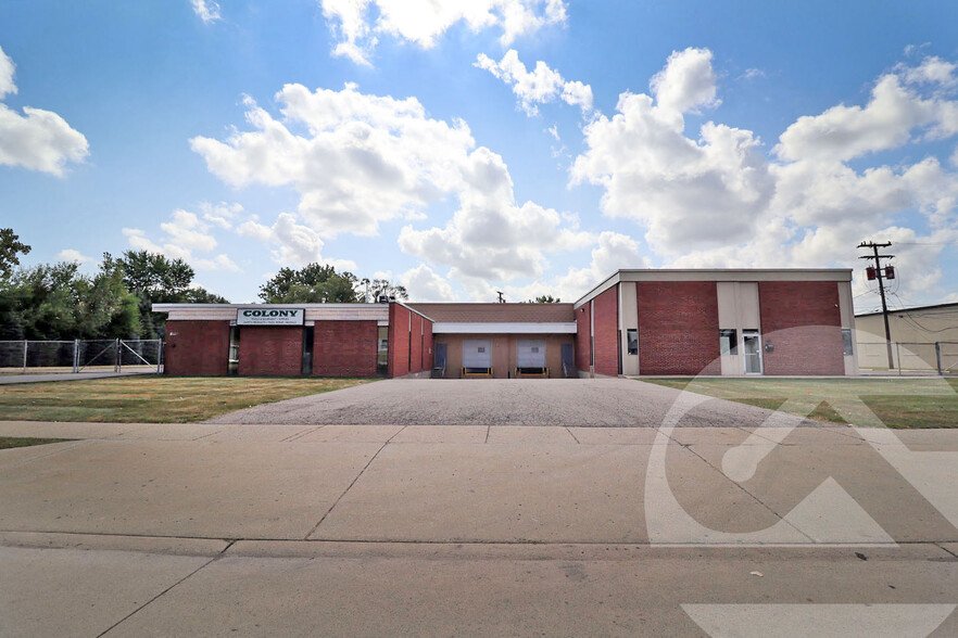 2324-2338 Morrissey Ave, Warren, MI for lease - Building Photo - Image 1 of 5