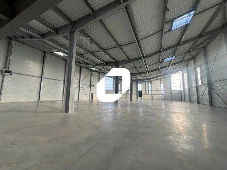 Flex in Limeil-Brévannes for lease - Interior Photo - Image 2 of 6