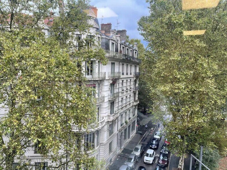 Office in Lyon for lease - Building Photo - Image 1 of 14