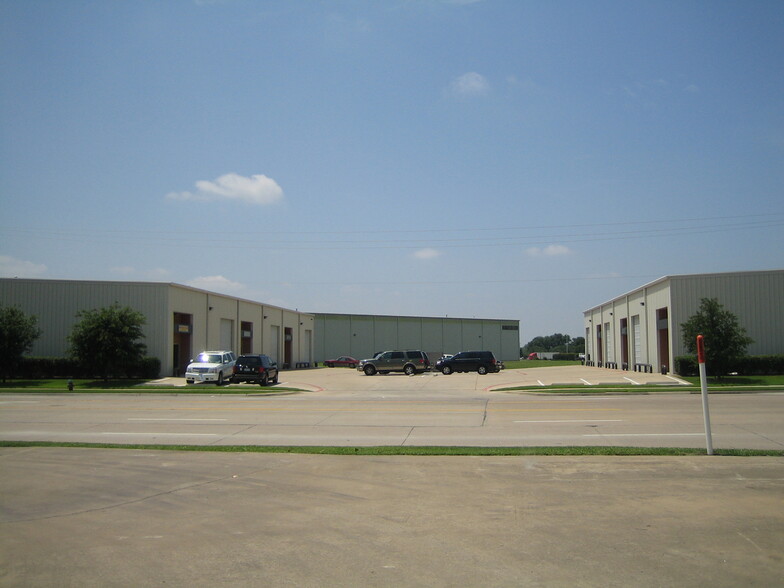 310 Industrial Blvd, McKinney, TX for lease - Building Photo - Image 2 of 3