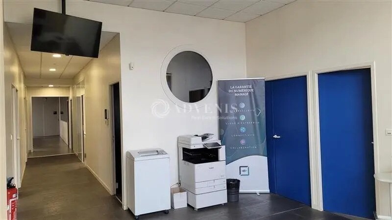 Flex in La Chapelle-sur-Erdre for lease - Interior Photo - Image 3 of 9