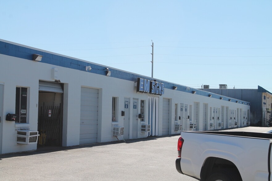 7001 Mullins Dr, Houston, TX for lease - Building Photo - Image 2 of 2