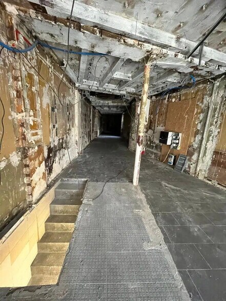 Retail in Paris for lease - Building Photo - Image 2 of 6