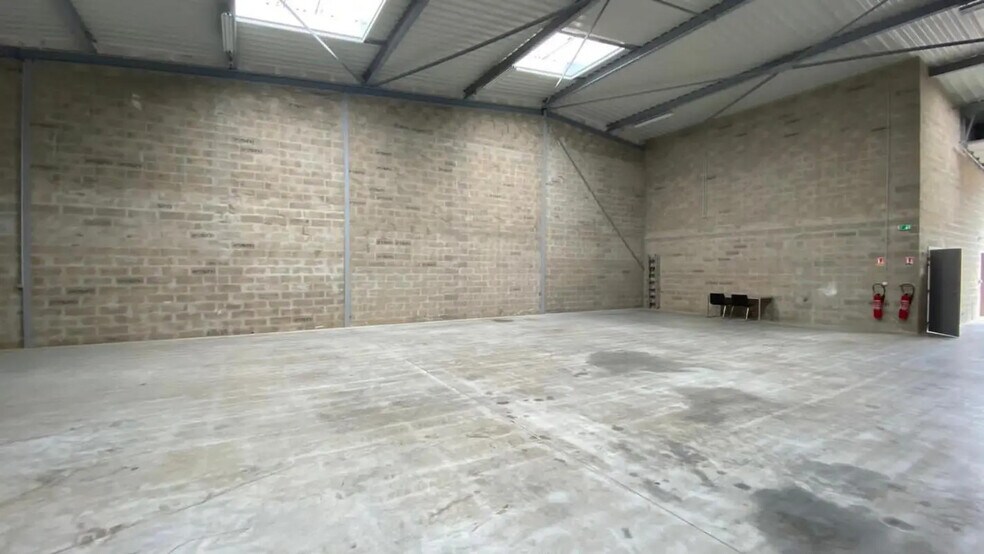 Industrial in Marines for lease - Building Photo - Image 2 of 3