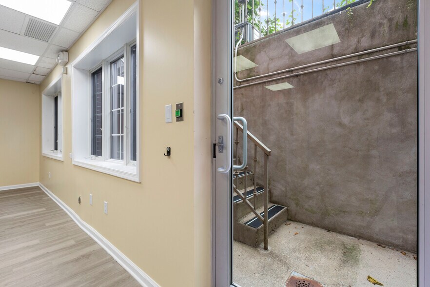 2717 Crescent St, Astoria, NY for sale - Building Photo - Image 2 of 22