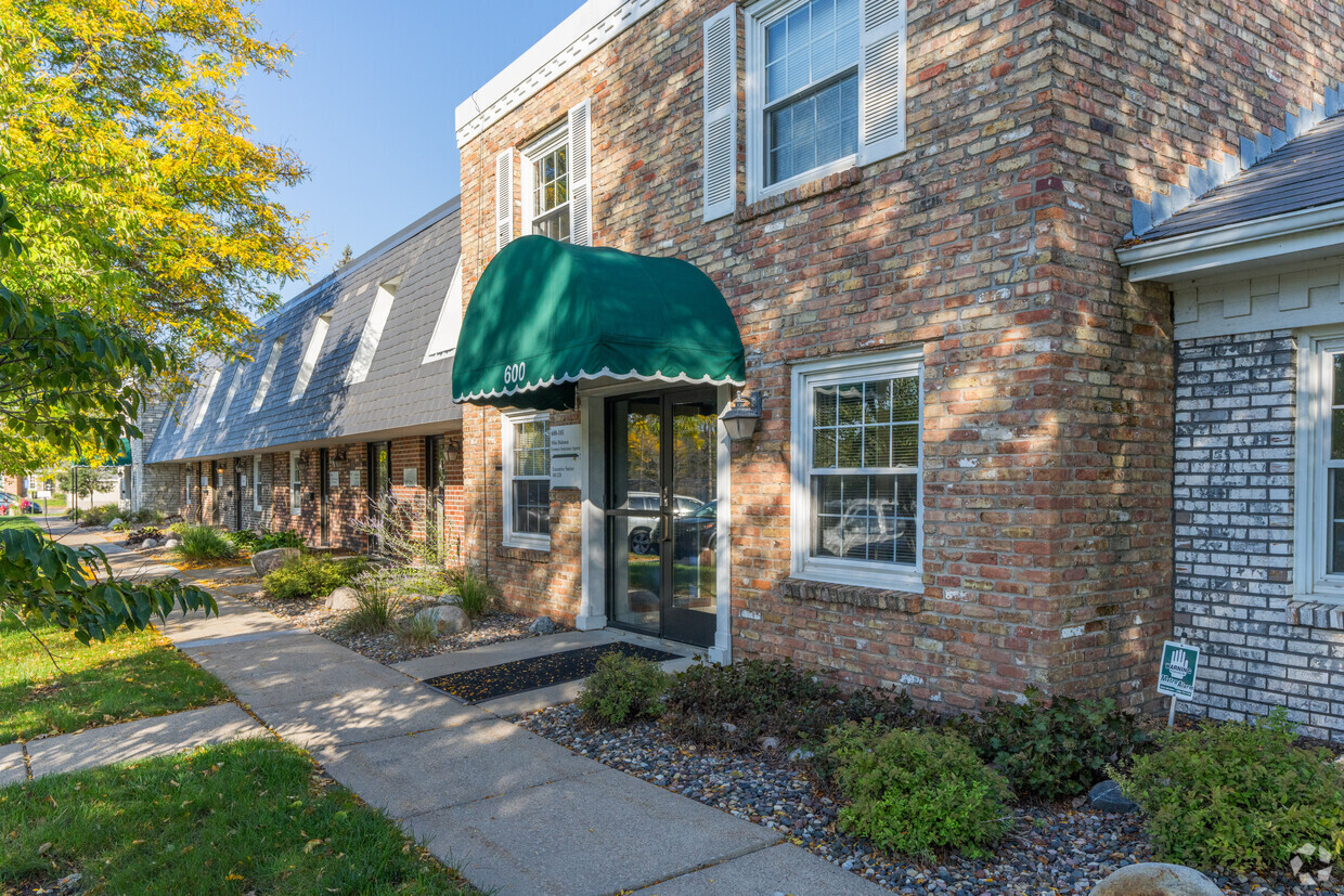 600 Twelve Oaks Center Dr, Wayzata, MN for lease Building Photo- Image 1 of 17