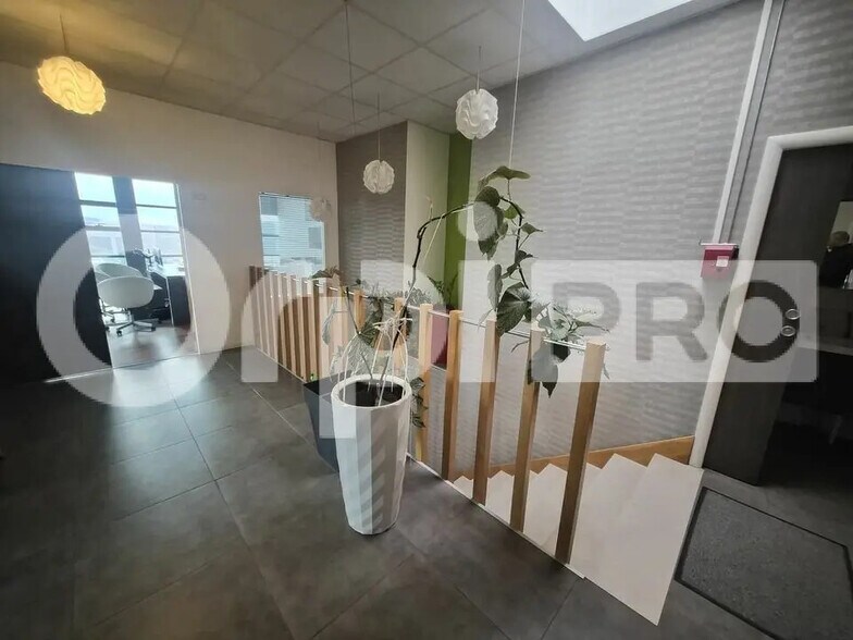 Flex in Ormes for lease - Interior Photo - Image 3 of 12