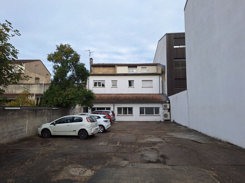 Office in Bordeaux for lease - Building Photo - Image 1 of 8