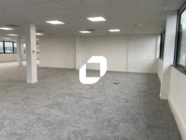 Office in Pessac for lease - Interior Photo - Image 3 of 9