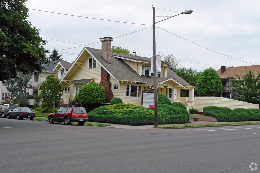 2207 NE Broadway St, Portland, OR for lease - Building Photo - Image 3 of 7