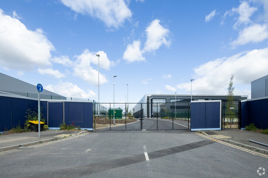 Unit 3 Thames Rd, Crayford for lease - Building Photo - Image 3 of 9