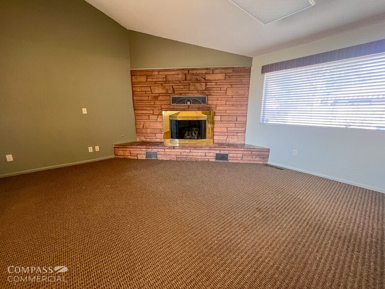 16455 William Foss Rd, La Pine, OR for lease - Primary Photo - Image 1 of 17