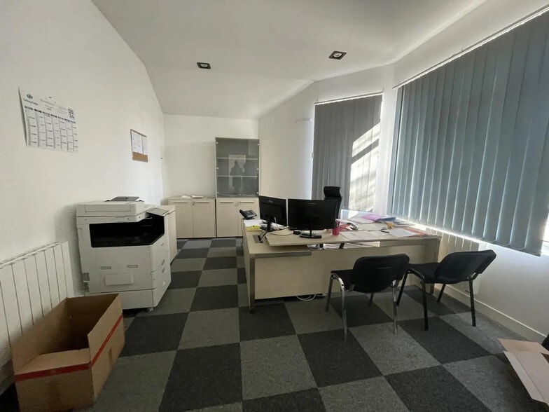 Flex in Linas for sale - Building Photo - Image 3 of 14