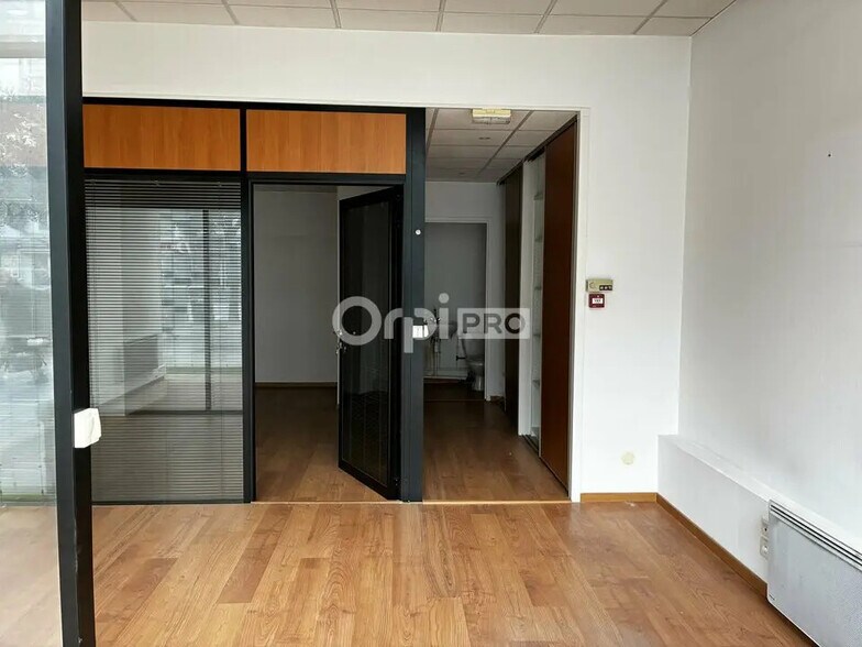 Retail in Pau for lease - Interior Photo - Image 3 of 5