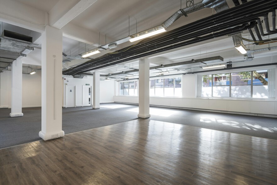 24-26 Baltic St W, London for lease - Primary Photo - Image 1 of 20