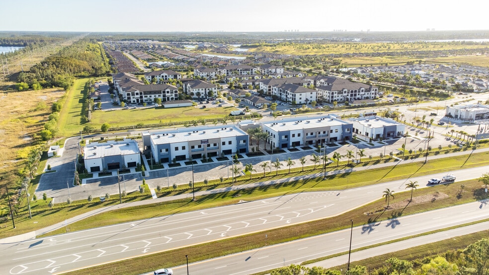 11850-11880 Cheeca Ct, Fort Myers, FL for lease - Primary Photo - Image 1 of 4