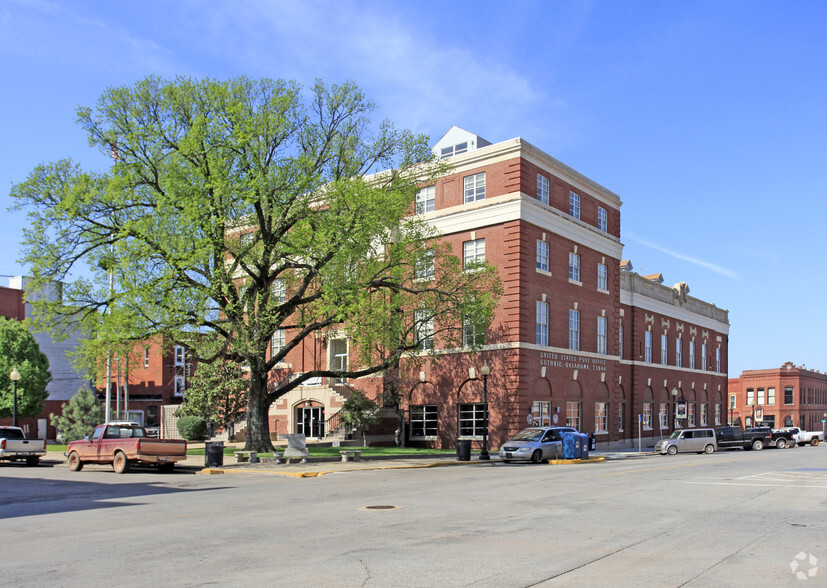 201 W Oklahoma Ave, Guthrie, OK for lease - Primary Photo - Image 1 of 7