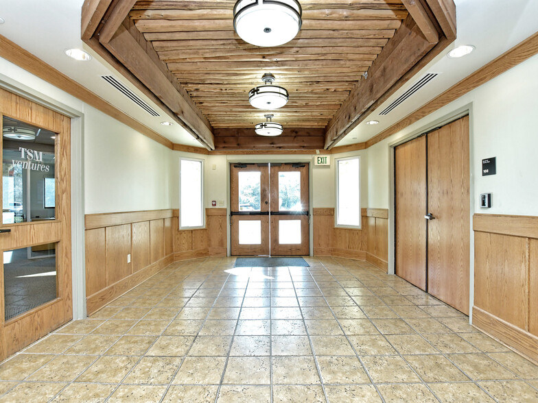 3821 Juniper Trace, Bee Cave, TX for sale - Interior Photo - Image 3 of 55