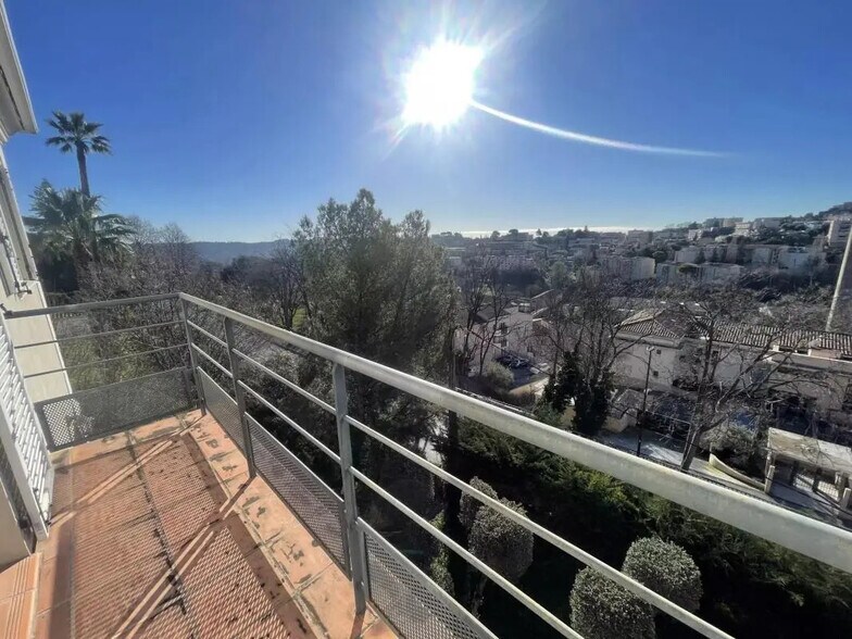 Office in Grasse for lease - Building Photo - Image 3 of 13