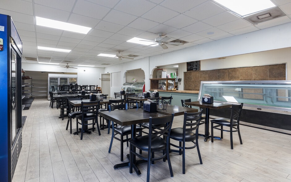 916 SE 14th Ave, Cape Coral, FL for sale - Building Photo - Image 3 of 18