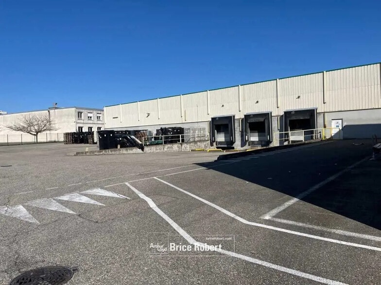 Flex in Saint-Priest for lease - Building Photo - Image 1 of 7