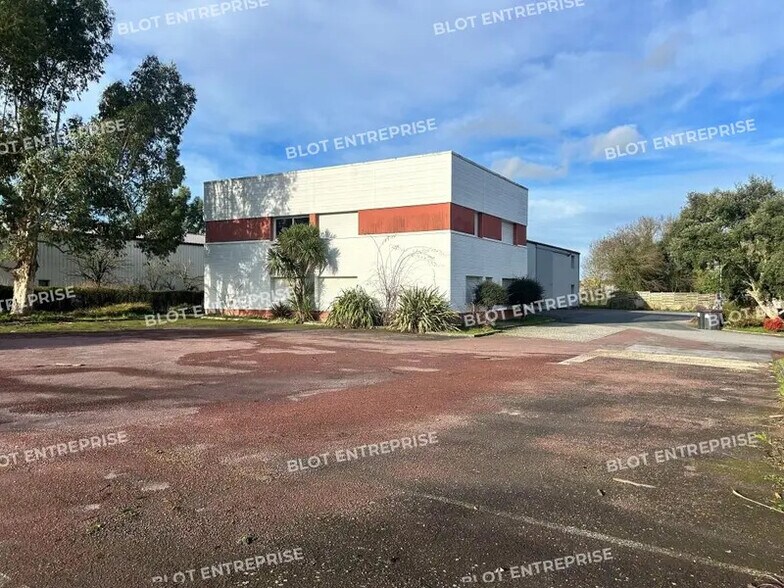 Office in Domloup for lease - Building Photo - Image 2 of 7