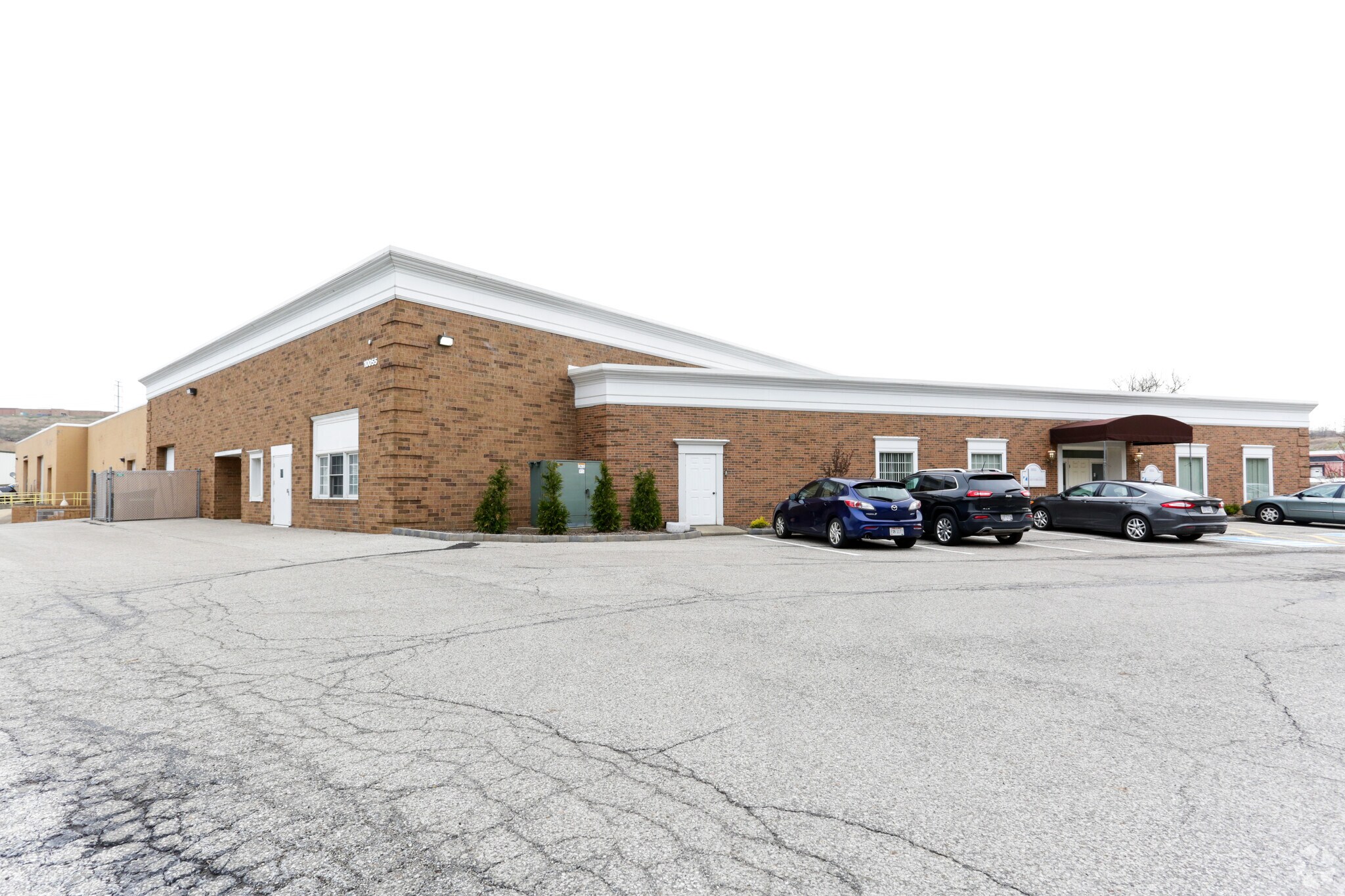 10055 Sweet Valley Dr, Valley View, OH 44125 Boyas Building IV