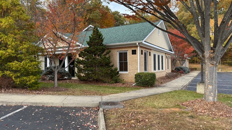 1445 Greenbrier Pl, Charlottesville, VA for sale - Building Photo - Image 2 of 16