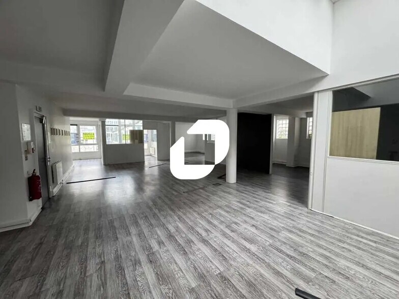 Office in Montrouge for lease - Building Photo - Image 3 of 11