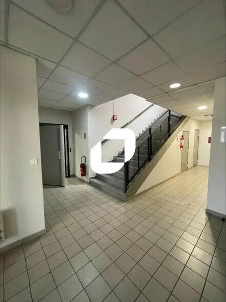 Office in Gières for lease - Lobby - Image 3 of 6