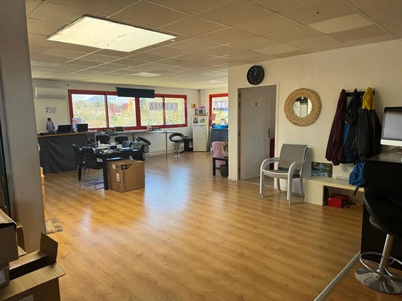 Office in Aubagne for lease - Interior Photo - Image 2 of 6