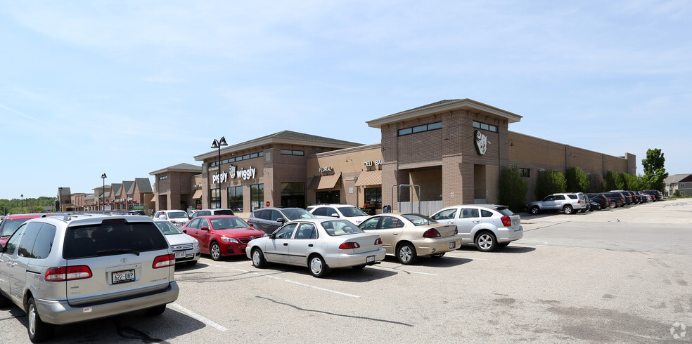 1280-1300 Brown St, Oconomowoc, WI for lease - Building Photo - Image 1 of 8